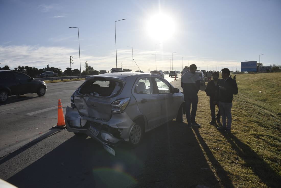 Uno de los autos siniestrados en el choque múltiple en Avenida Circunvalación. Foto de Ramiro Pereyra/La Voz.