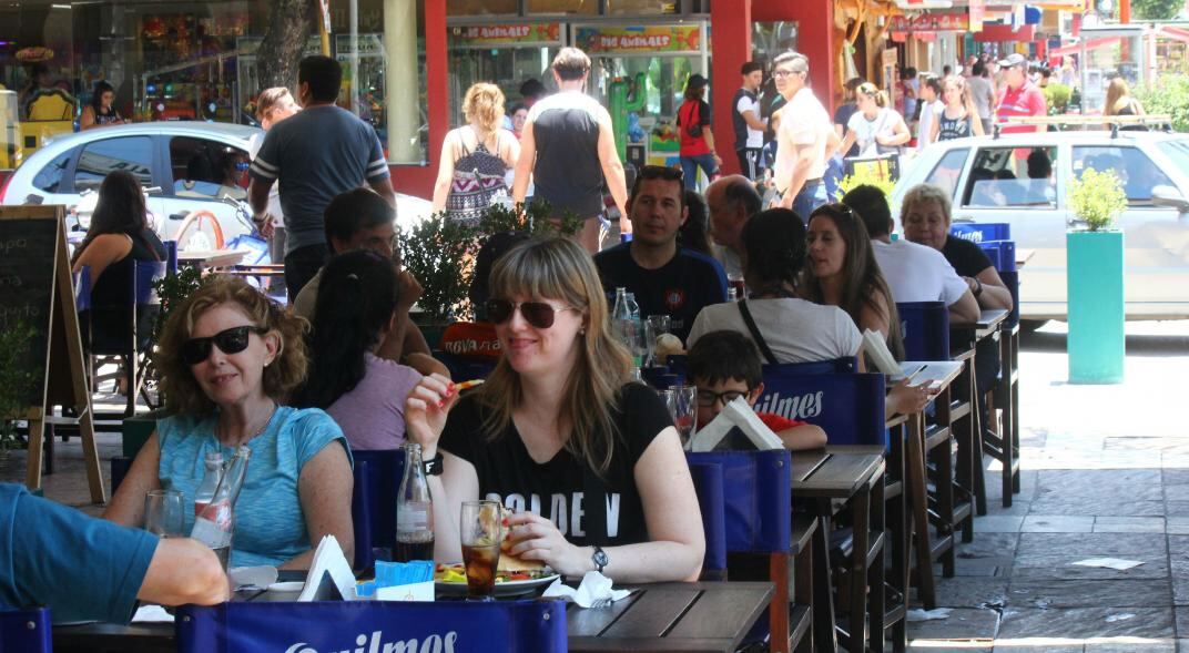 Carlos Paz. El Centro, ayer, reflejaba la presencia de turistas. Pero se espera el pico en la segunda quincena. (La Voz)