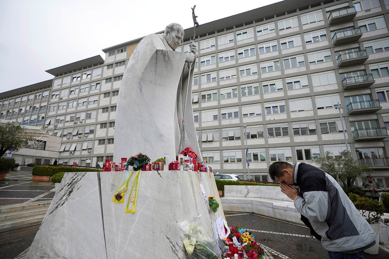 Miles de fieles se estaban congregando en la gran plaza de San Pedro para rezar por el restablecimiento del pontífice. (AP)