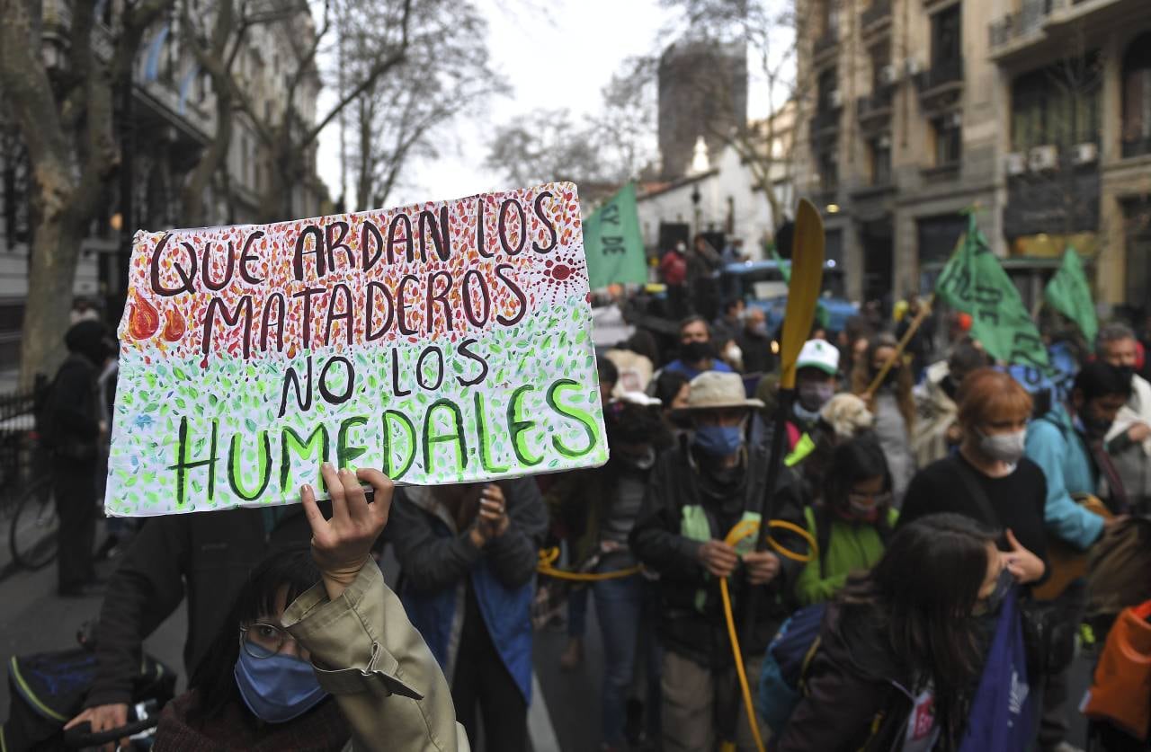 Participantes de la movilización se manifestaron contra la explotación ganadera.