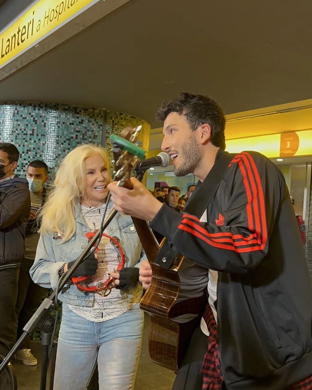 La diva y el cantante en el subte porteño.