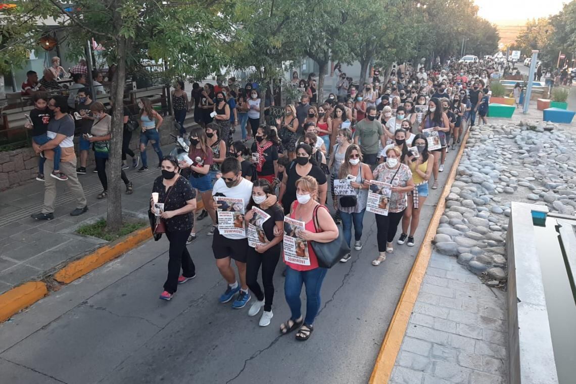 Multitudinaria marcha en La Falda por la aparición con vida de Ivana Módica.