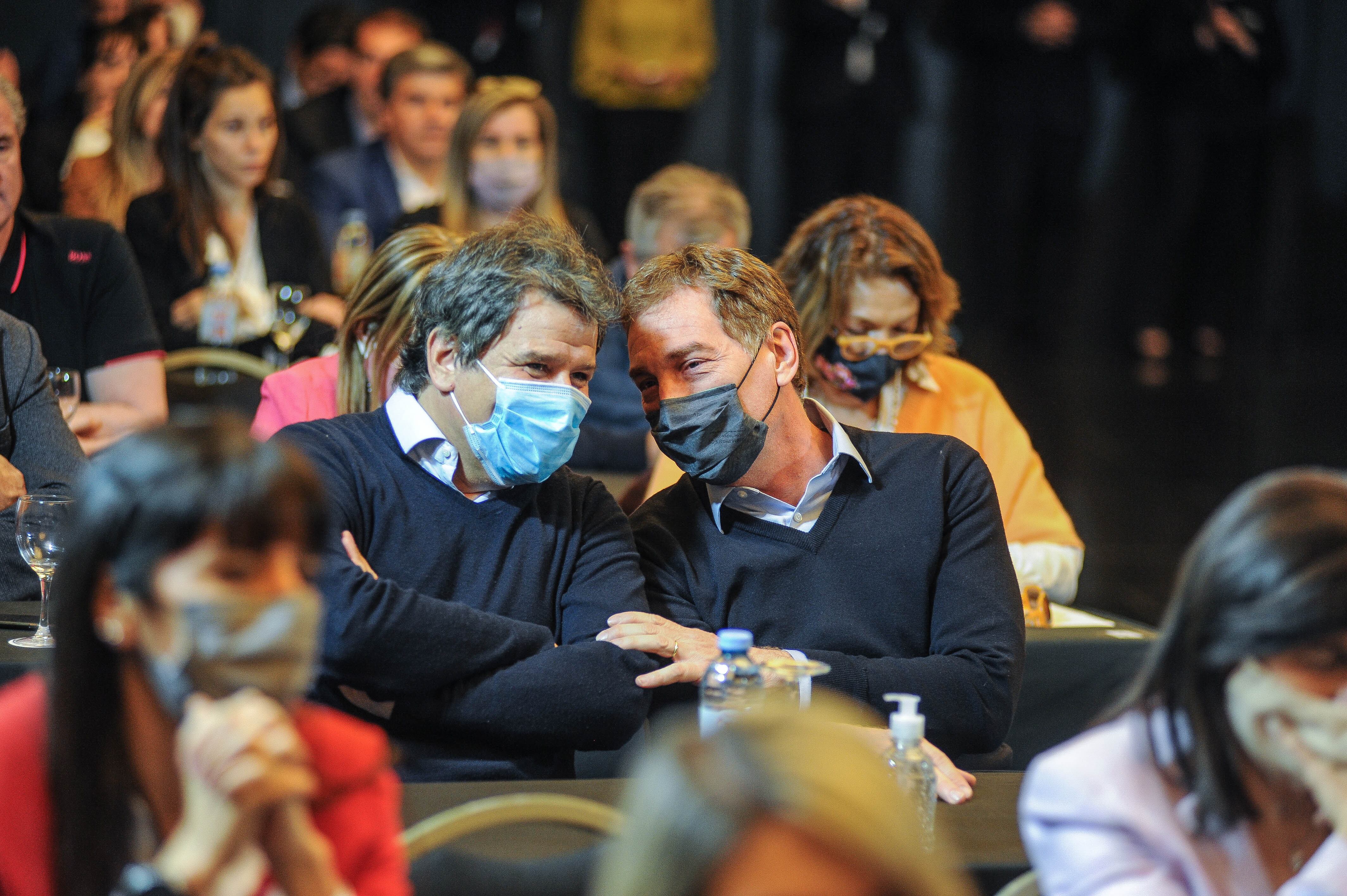 Diego Santilli y Facundo Manes en la reunión de Juntos por el Cambio.