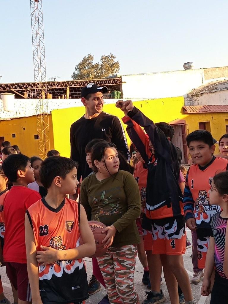 Gabriel Deck, estuvo en Colonia Dora compartiendo con niños luego de ser campeón con la Selección Argentina.