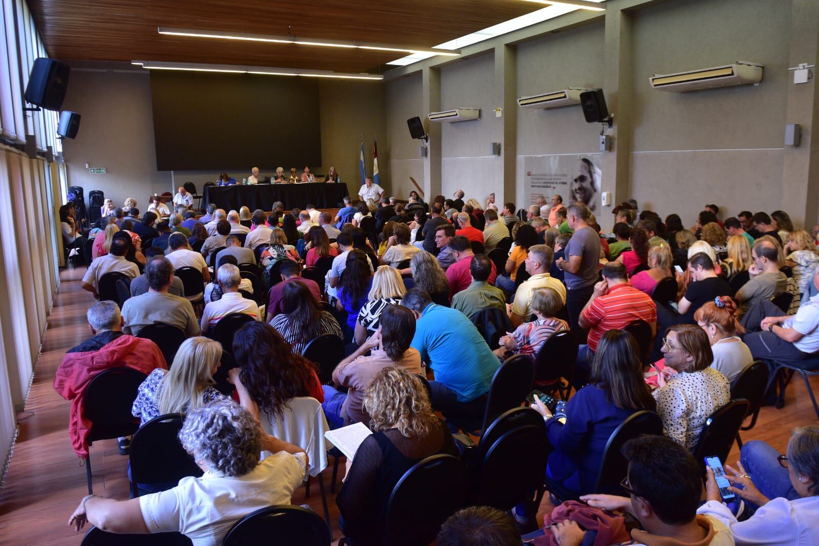 Asamblea. La UEPC evalúa la última propuesta salarial del Gobierno.