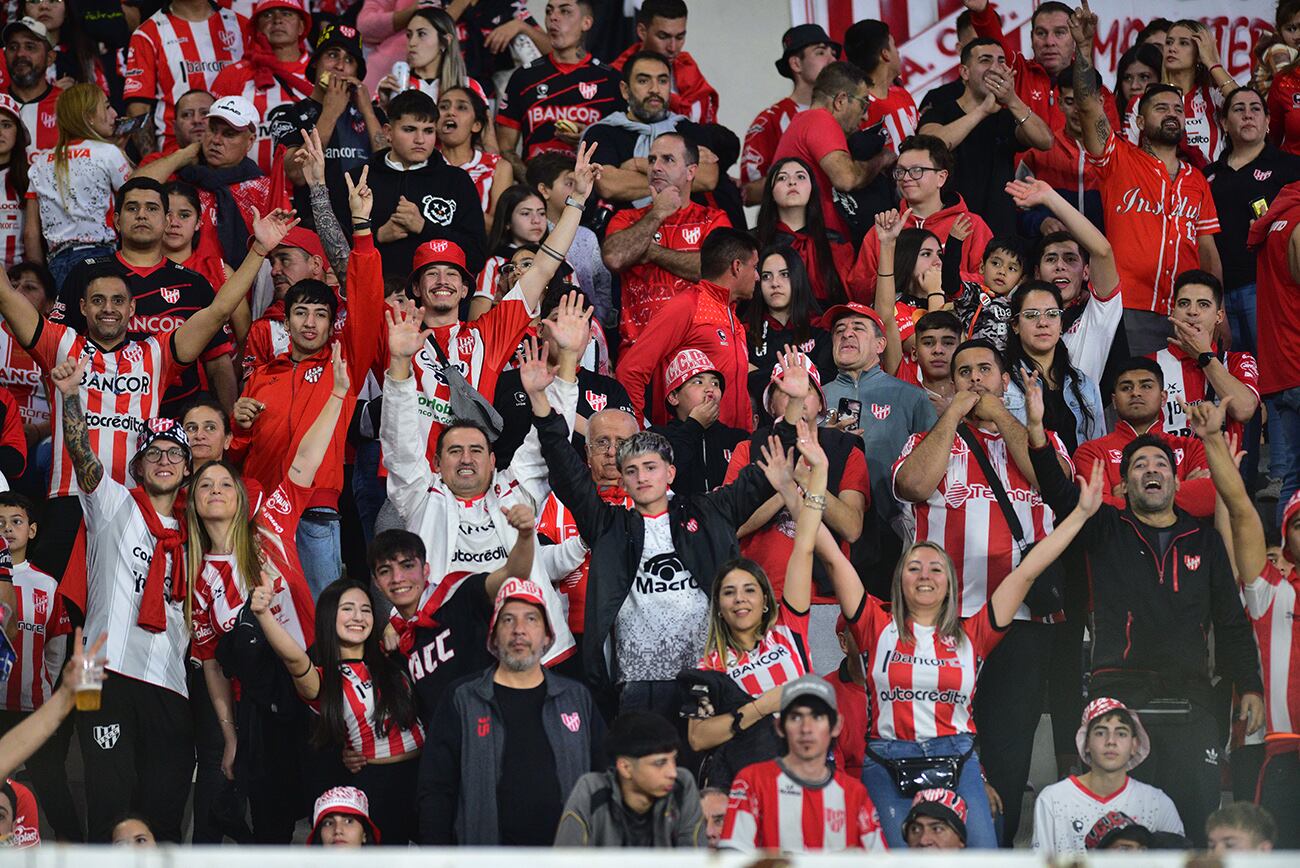 La hinchada de Instituto en el estadio Kempes durante el clásico con Belgrano. (Ramiro Pereyra / La Voz)