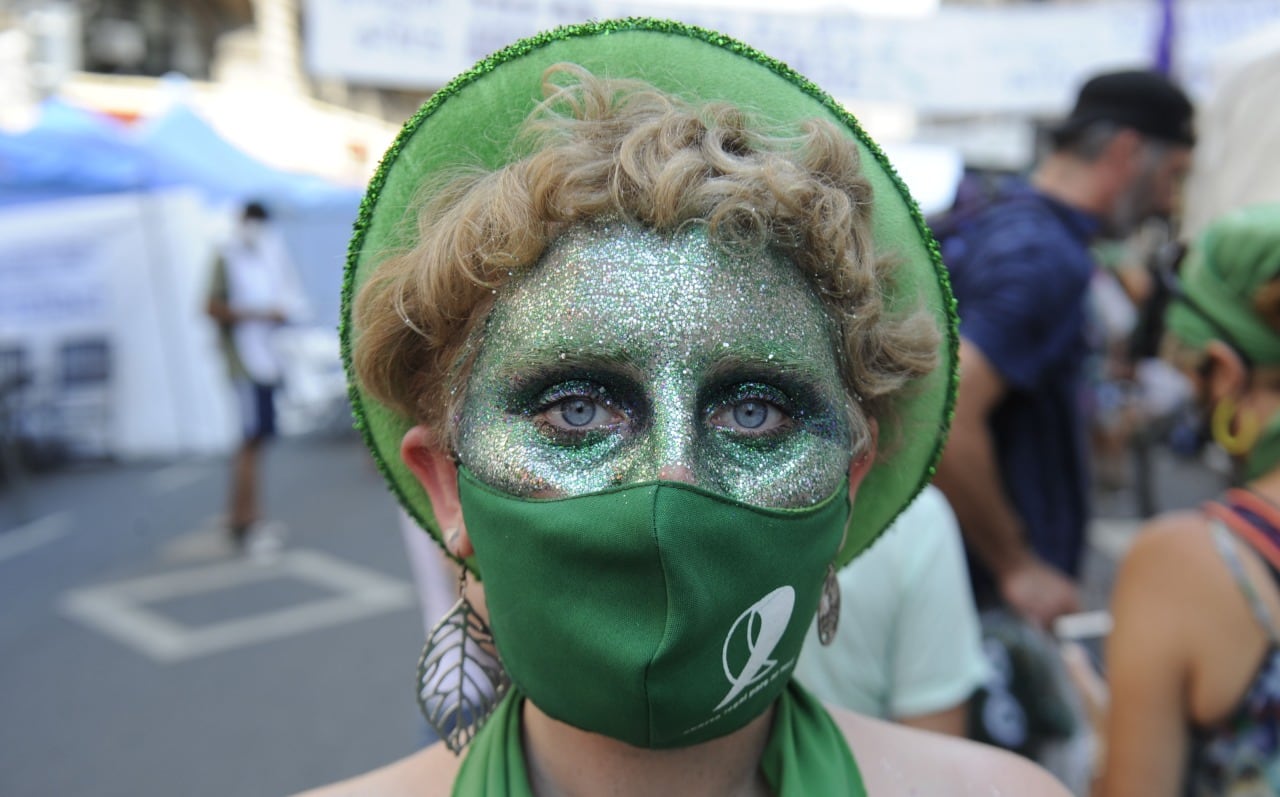 Miles de personas se manifestaron en el Congreso a favor y en contra de la legalización del aborto.