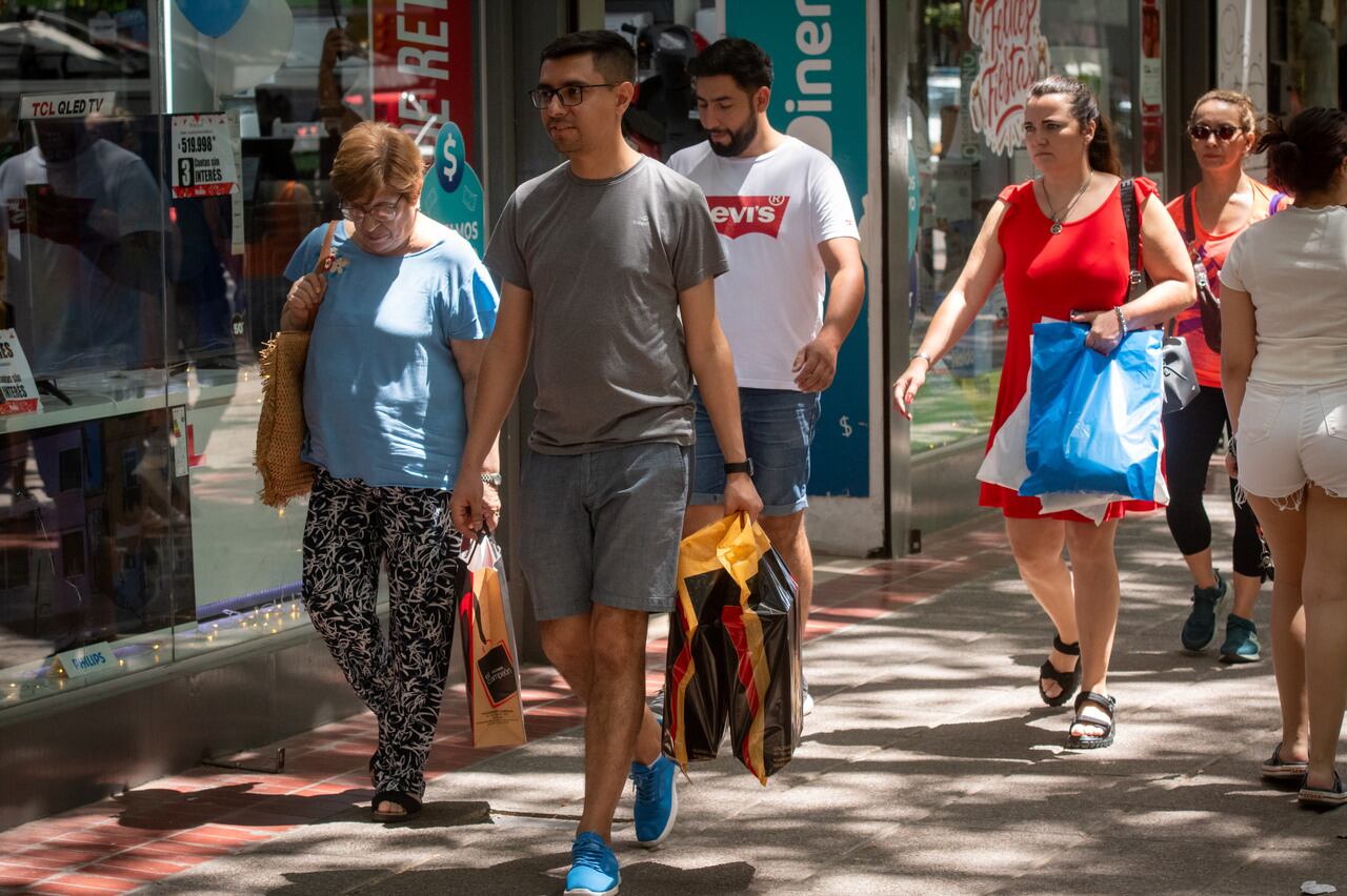 Ventas navideñas en comercios.

Foto: Ignacio Blanco / Los Andes 