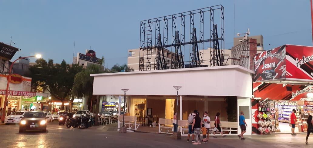 La esquina principal de Carlos Paz, y el espacio vacío que dejó "Lucky" tras su cierre definitivo.