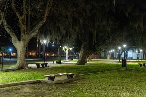 La plaza Domingo Arán con nuevas luminarias led (Facebook Comuna de Soldini)