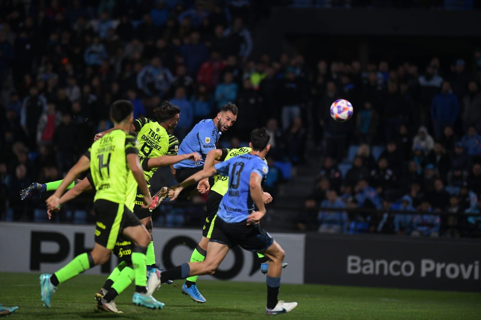 La última jugada del partido para Belgrano que no pudo hacer nada ante Barracas Central. (Javier Ferreyra / La Voz)