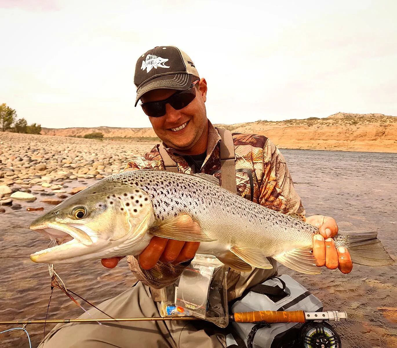 Matías Fernández Carro pescó 70 truchas en el río Limay Medio y las devolvió al agua.