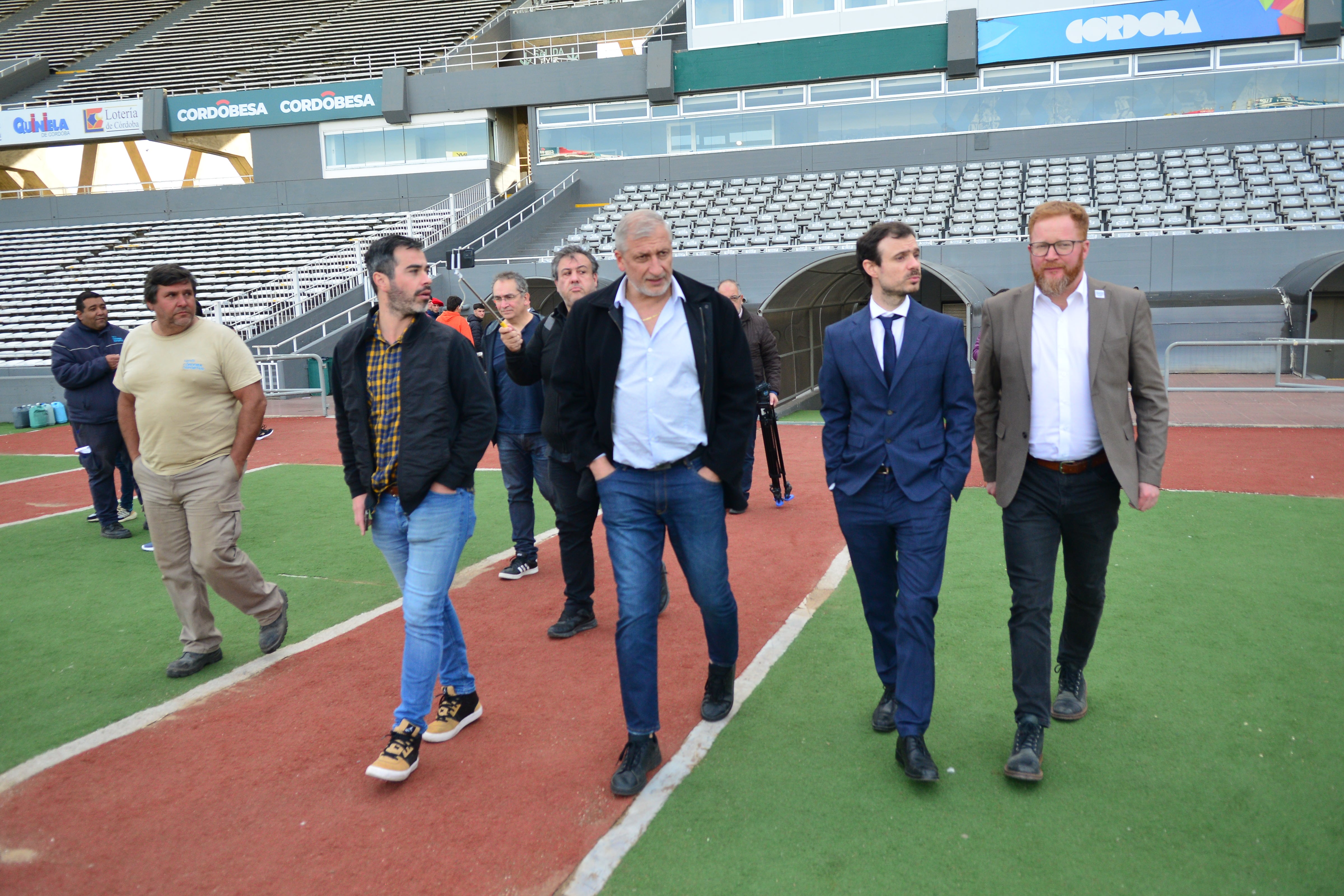 Hector Pichi Campana acompaña en el recorrido del estadio Kempes a los delegados del comité de organización del Mundial 2030 Michel Boys 5 septiembre 2023 foto Javier Ferreyra