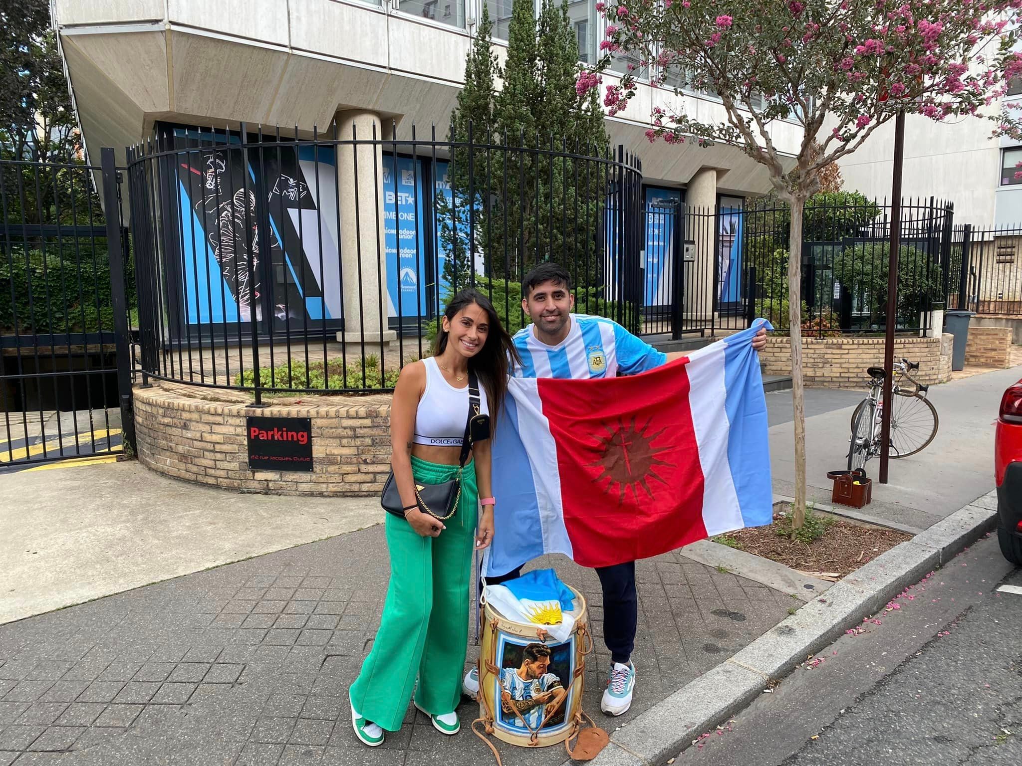 Antonela Roccuzo con el santiagueño y el bombo para Messi.