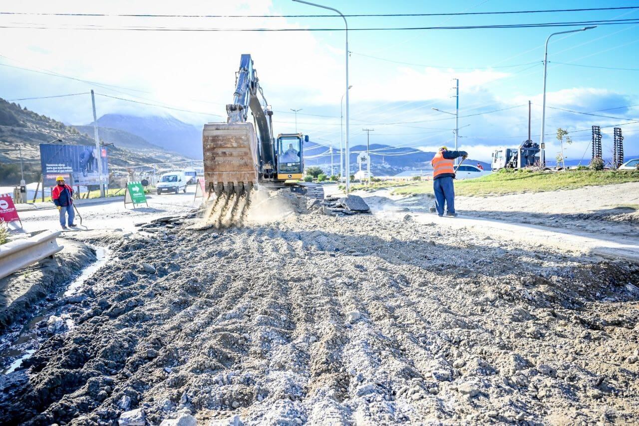 Ushuaia: comenzaron la repavimentación de la rotonda de Andorra