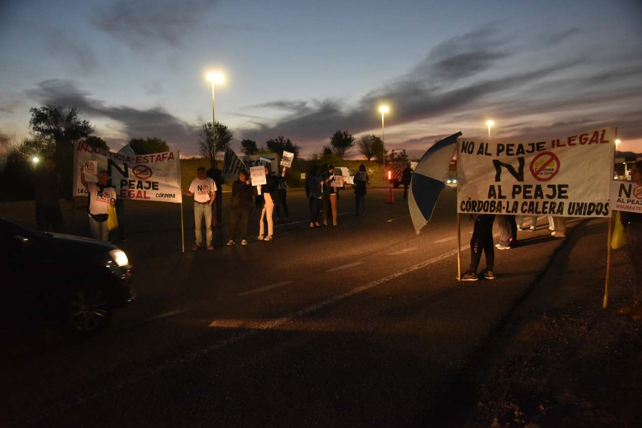 Protesta de vecinos de La Calera en el peaje (Facundo Luque / La Voz)