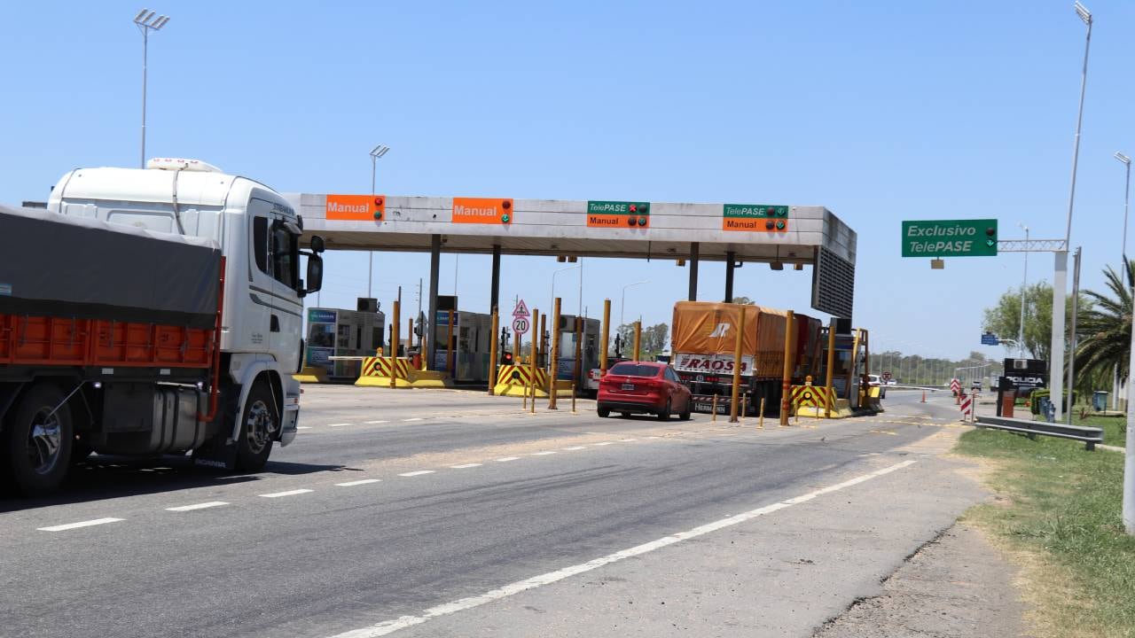 Las cabinas funcionan con barreras levantadas en diferentes turnos.