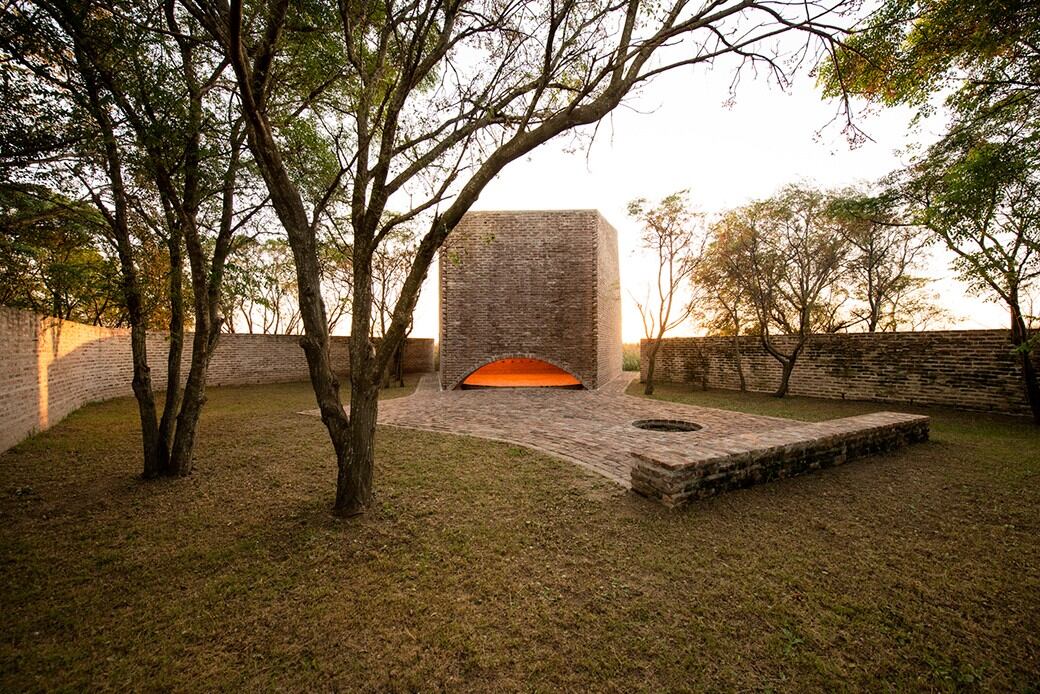 Ubicada en la llanura pampeana, al este de la provincia de Córdoba, la Capilla San Bernardo sorprende a turistas y locales.