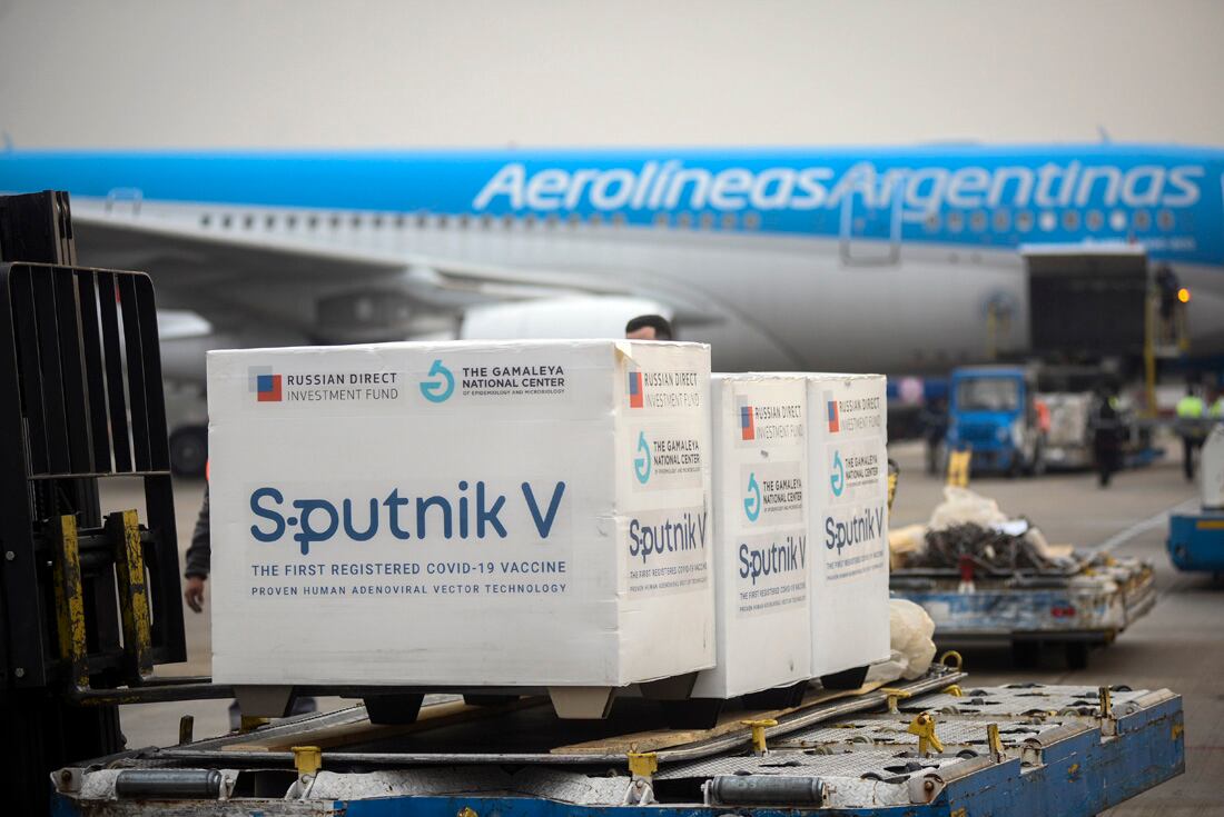 A las 16.04 horas y proveniente de Rusia llegó el vuelo 1065 de Aerolíneas Argentinas transportando 550 mil dosis del componente 2 de Sputnik V, en el segundo de los tres embarques que arribarán hoy con más inmunizantes como parte del Plan Nacional de vacunación que el Gobierno lleva adelante en todo el territorio. (Presidencia)