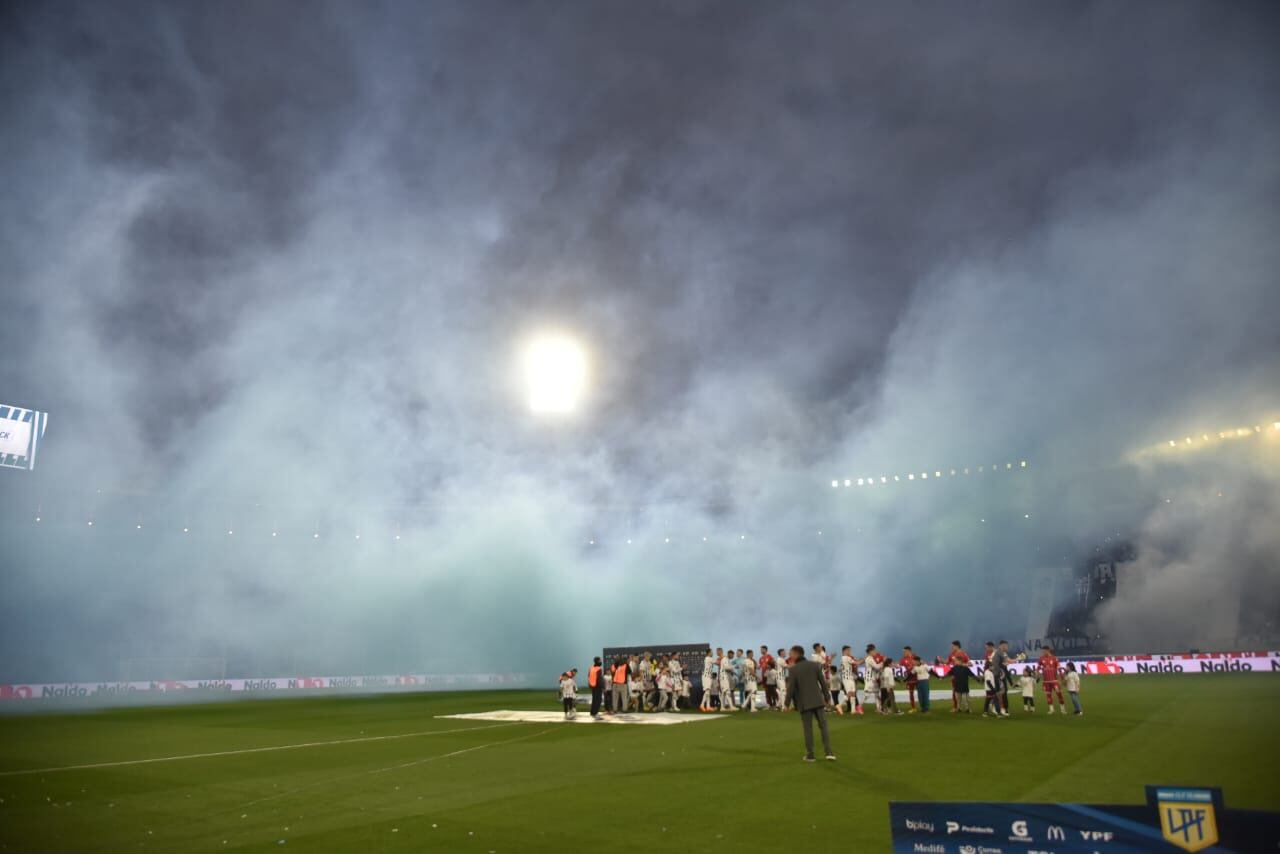 El recibimiento de la hinchada de Talleres en el partido ante Huracán. (Facundo Luque / La Voz)