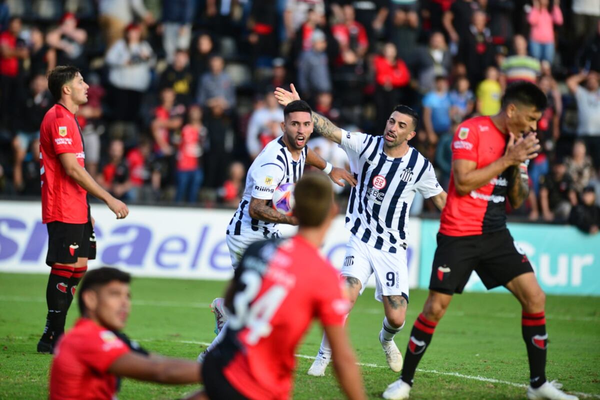 Video: Talleres se lo empató a Colón en Santa Fe con un doblete de Nahuel Bustos