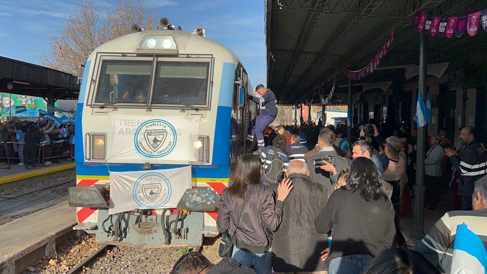 El tren de pasajeros ya está en San Luis y pronto emprenderá viaje con rumbo a Mendoza. Foto: Gentileza Pablo Anglat.