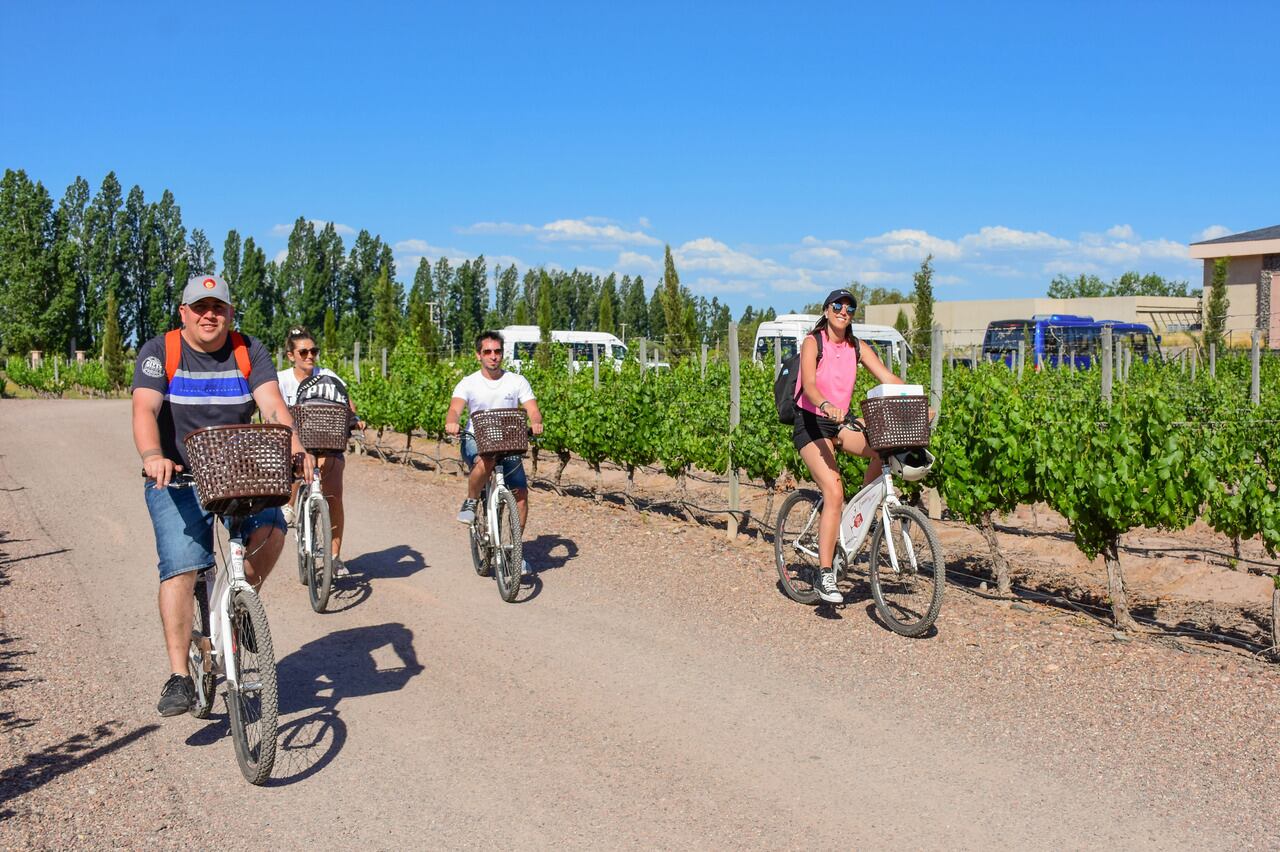 Por el fin de semana largo Mendoza se vistió de turismo.
Alejandra y maxi llegaron de Cordoba y se encontraron con Jesica y Walter de Rosario Santa Fe en una paseo en bicicleta por la zona de Maipú