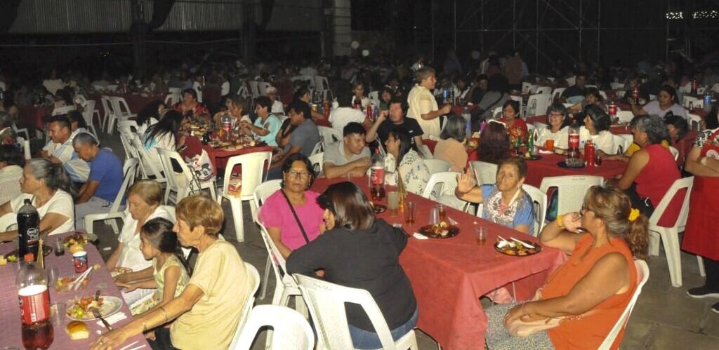 La cena solidaria "Sumando en Navidad" fue servida en el Centro Cultural "Manuel Belgrano".