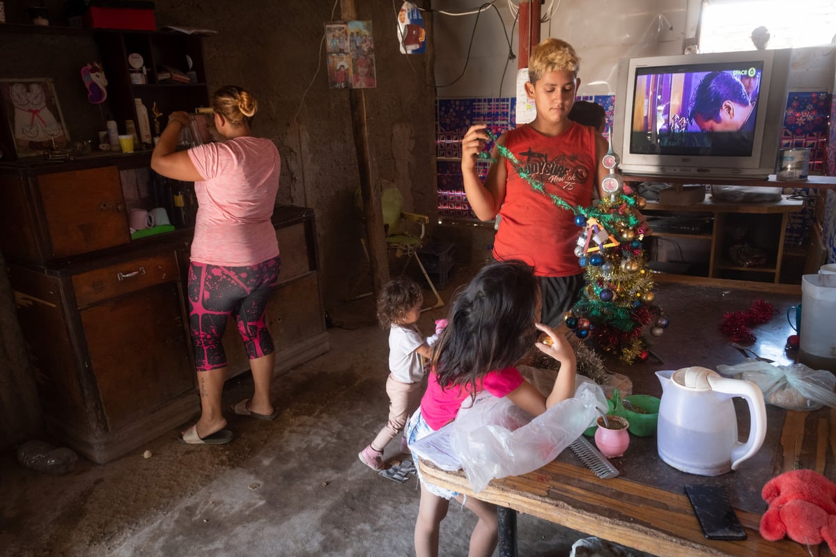 Juan arma el arbolito de navidad mientras Gabriela ordena y su hermanitos Eylul y Angelina estan mirando
Margarita Martínez vive en una precaria casa del asentamiento Las Viñas en el Algarrobal, Las Heras junto a sus seis hijos y pareja Alfredo Infante que trabaja en la construcción y no les alcanza el dinero para poder llegar a fin de mes.
En los días que el comedor y merendero Los Horneritos prepara viandas o reparte comida, Margarina concurre con su familia.
Tanto Los Horneritos y Margarita con su familia necesitan ayuda.
La Universidad Catolica Argentina dio a conocer la cifra de la porbreza en Argentina es el 44,2% 
