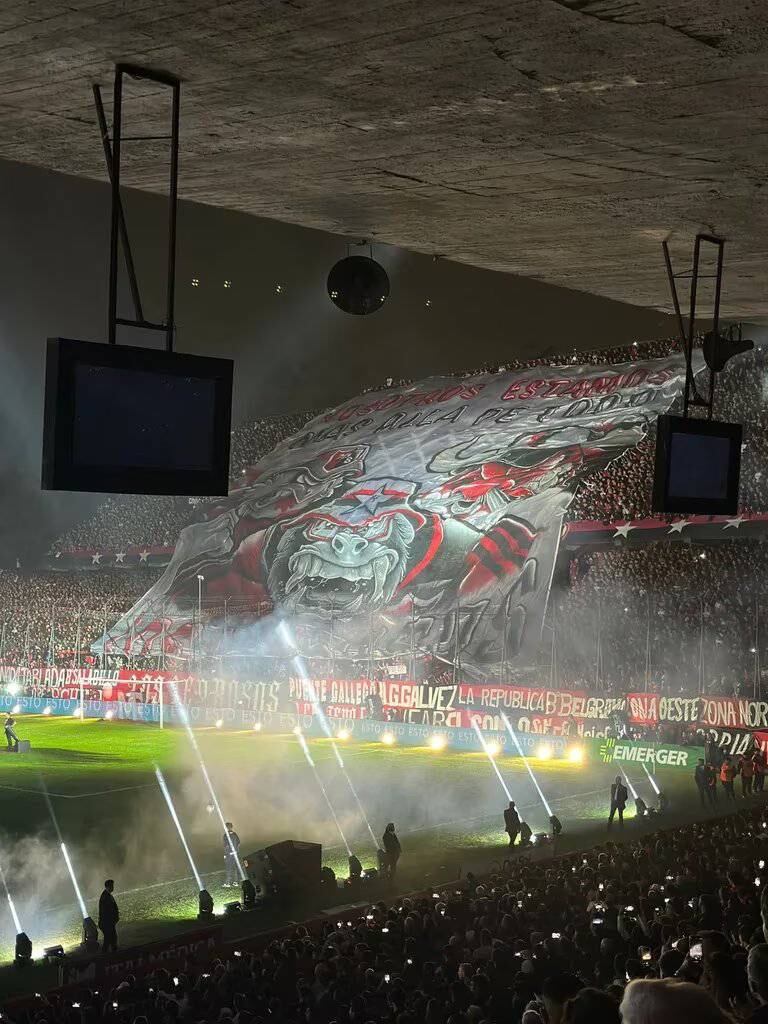 Durante el homenaje a Maxi Rodríguez en Rosario, la hinchada de Newell's Old Boys desplegó una bandera dedicada a líderes de "Los Monos" que están en prisión.