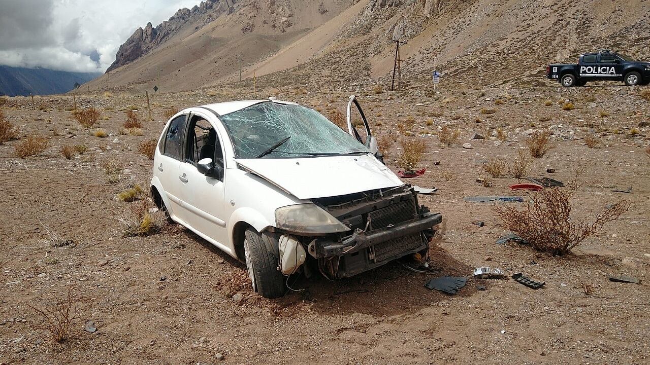 El condutor de un Citroen C3, por esquivar un perro se accidentó a la altura del kilómetro 1212 en la zona de Penitentes y sufrió heridas por lo que fue trasladado al Hospital de Uspallata. Gentileza Diario Mendoza