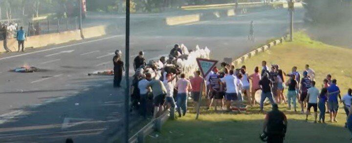 Los manifestantes fueron desalojados por parte de la policía cuando llegó al lugar y hubo enfrentamientos