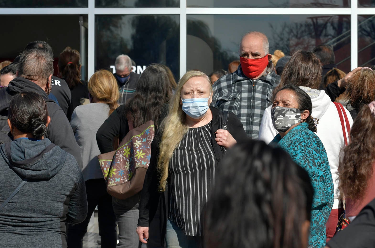 Largas filas y demoras para sacar turnos para ser atendido y para acceder a la farmacia del Hospital Central.