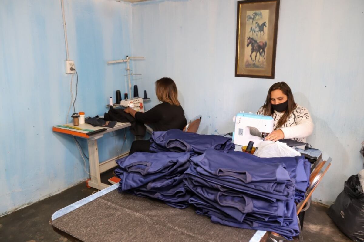 Recibieron máquinas de coser y montaron un emprendimiento textil