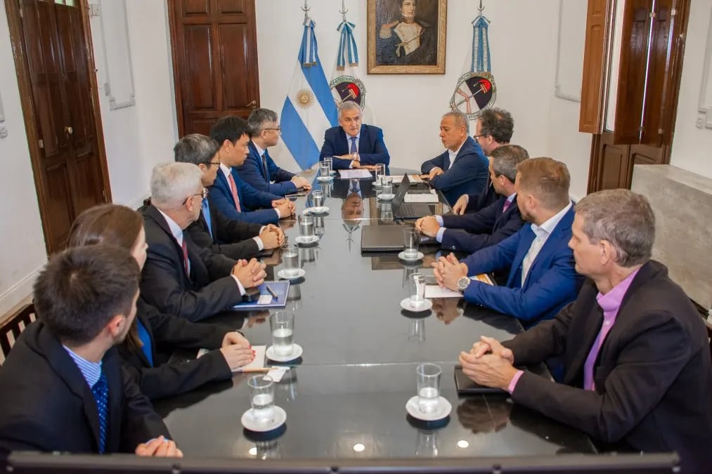 Junto al gobernador Morales y el ministro Abud Robles, en el encuentro con los empresarios chinos estuvieron también los secretarios provinciales de Minería e Hidrocarburos, Miguel Soler, y de Desarrollo Industrial y Comercial, José Rossetto.