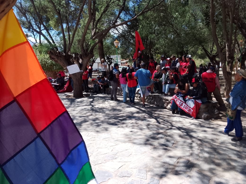 La comunidad reunida en la plaza.