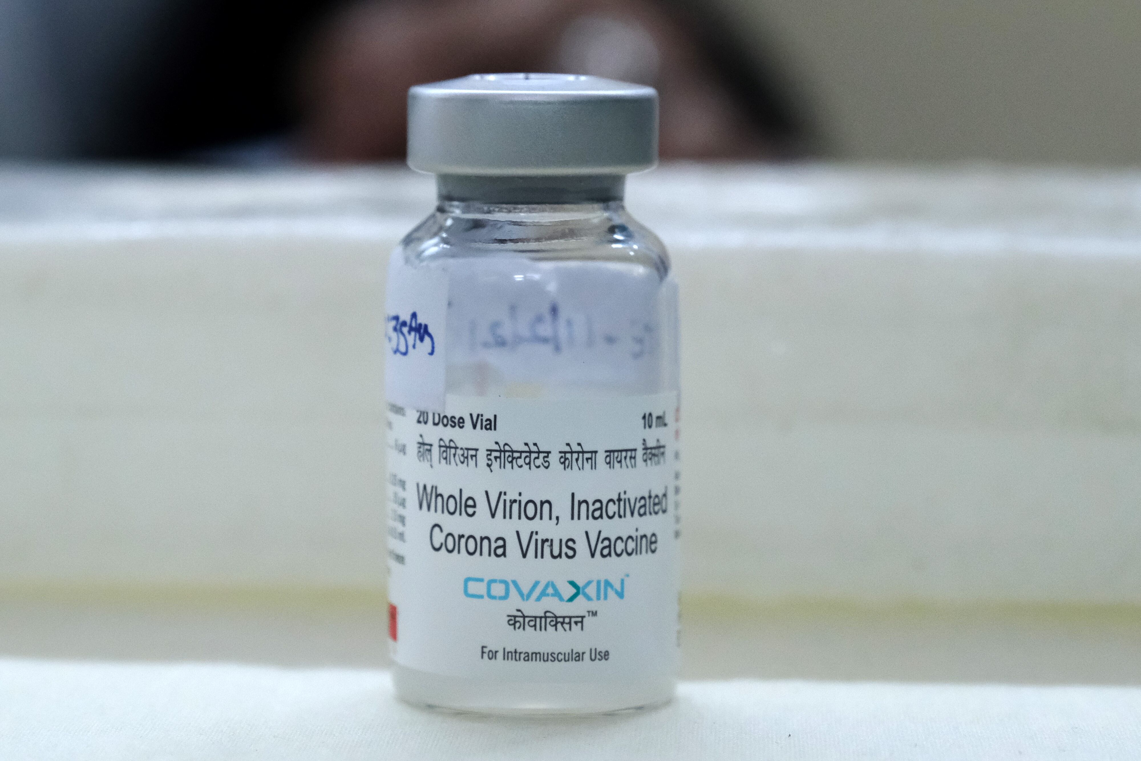 Un vial de la vacuna Covaxin de Bharat Biotech Ltd. para el coronavirus