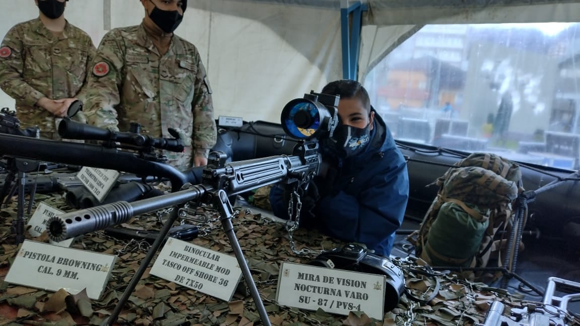 A Thiago le gustó la muestra estática de la Infantería de Marina y posó con cada armamento exhibido. Siempre estuvo al resguardo de sus padres y con el acompañamiento del personal idóneo de la Infantería de Marina.