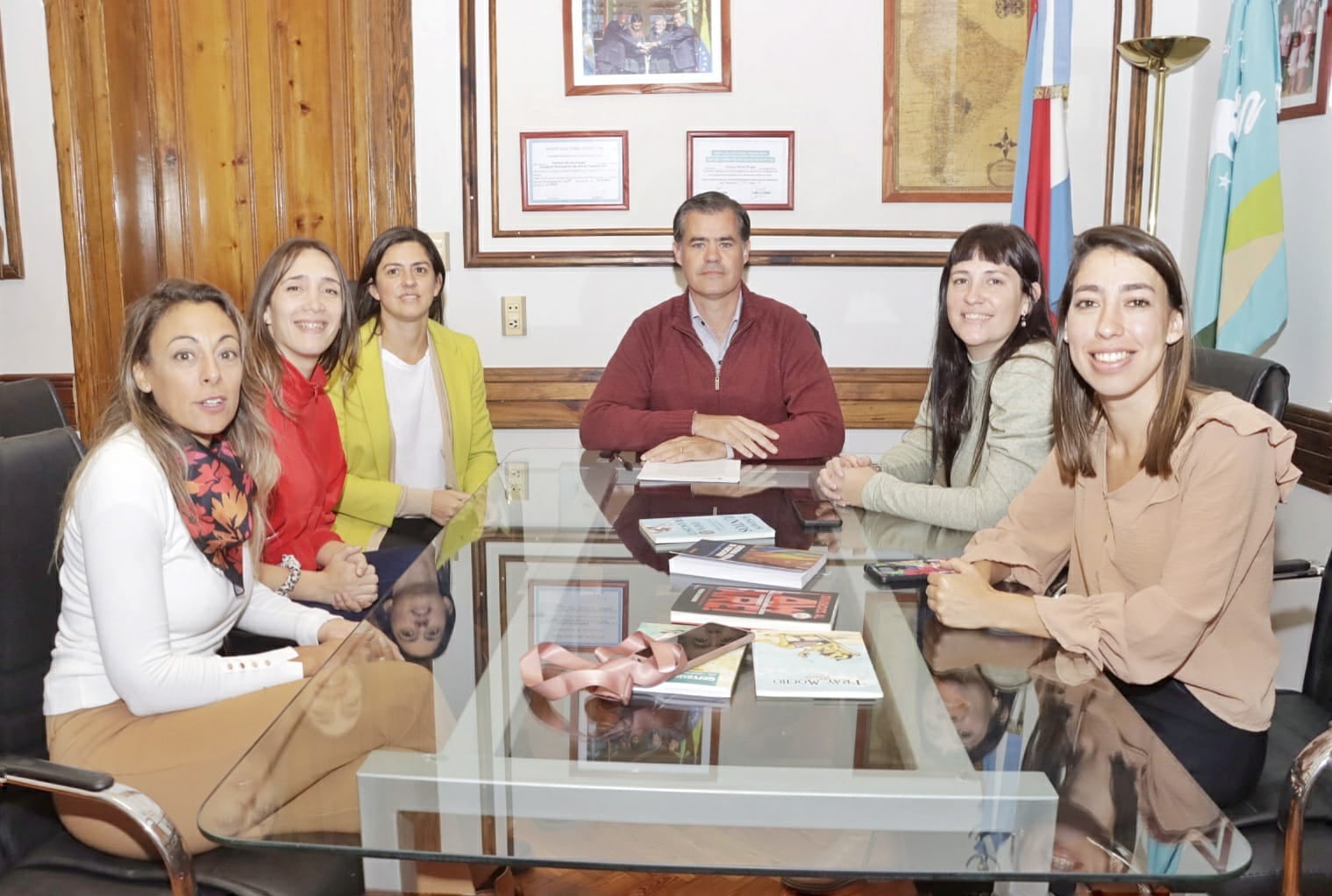 Intendente Martín Piaggio con referentes área Género y Diversidad. Foto: Prensa MDG