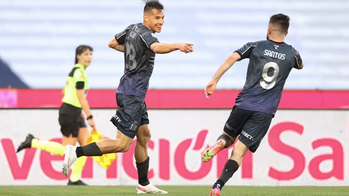 Carlos Auzqui y Michael Santos festejan después de la excelente jugada que terminó con el 1-0 para Talleres.