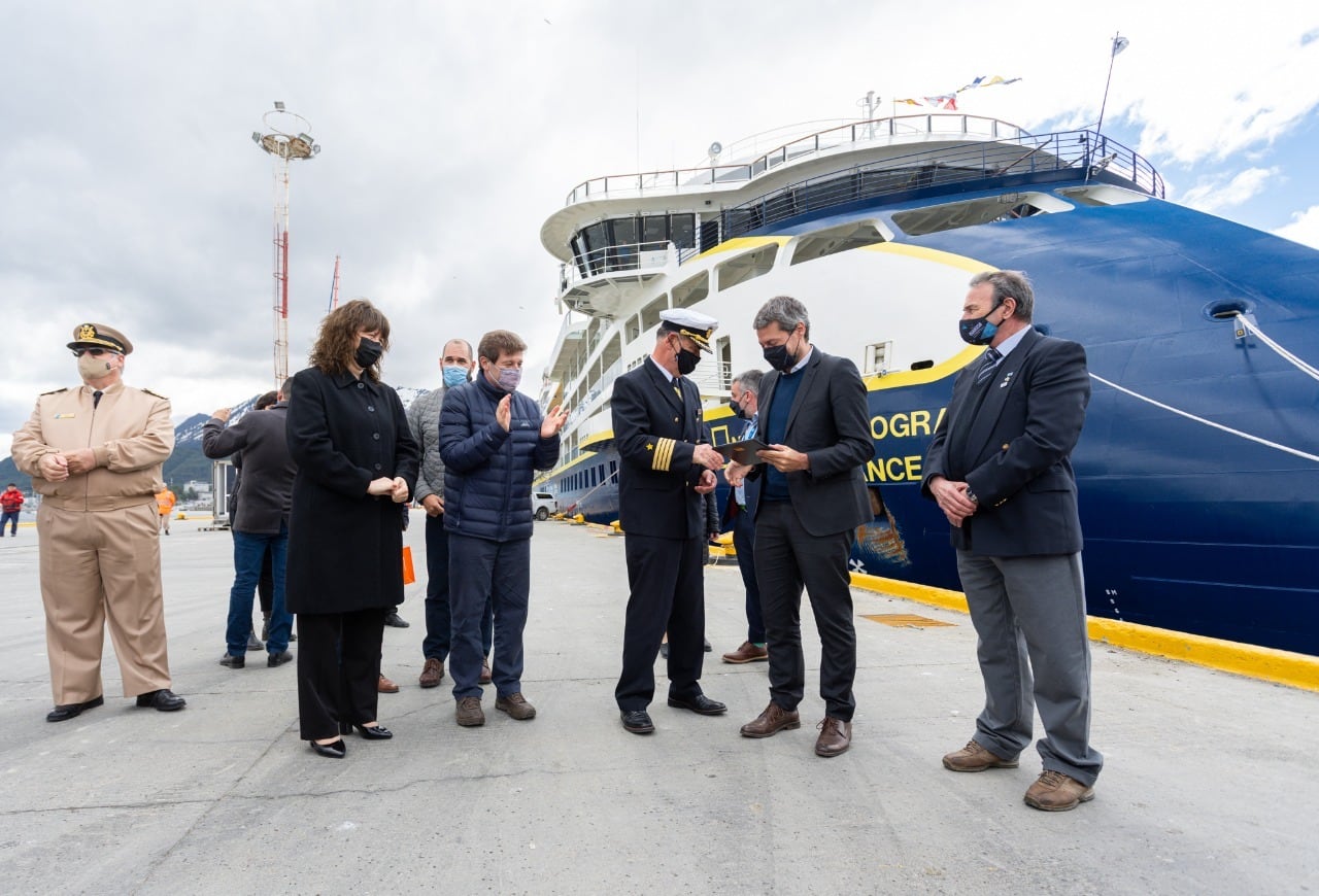 Se realizaron entregas de placas y recordatorios por ser el primer crucero de la temporada.