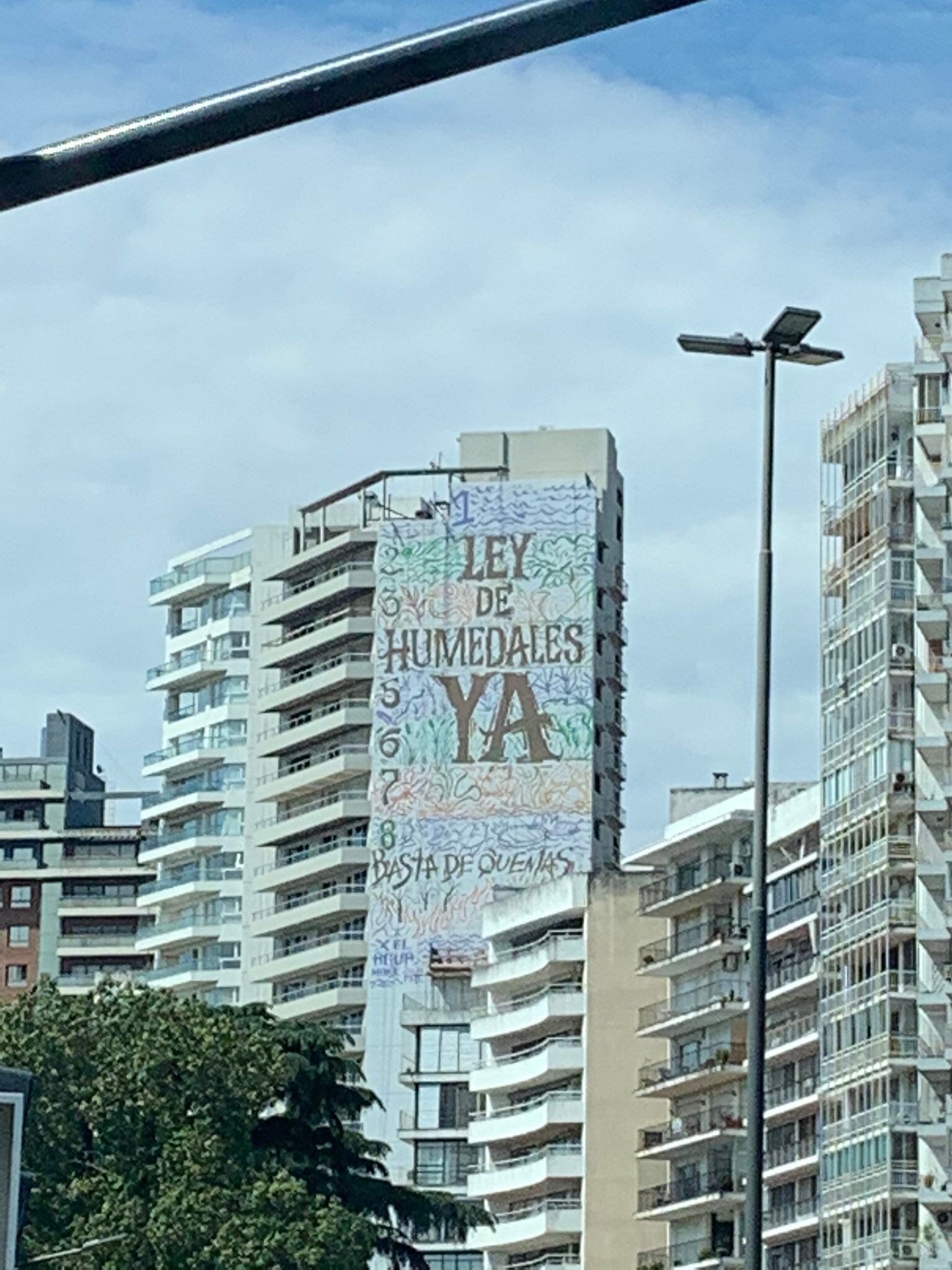 Reclamo por la Ley de Humedales en el edificio donde pintarán la figura de Lionel Messi