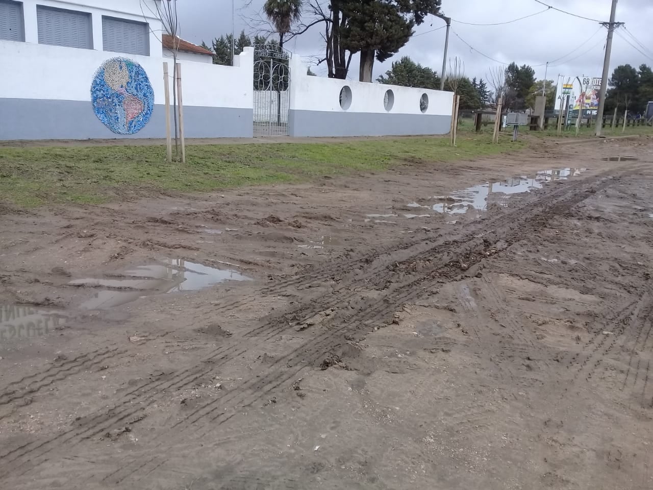 Frente al Jardín de Infantes de la Escuela Nº 18, se rompió la calle para abastecer de agua y cloacas, a un nuevo predio que fue loteado, luego de los trabajos, la calle nunca se arregló.