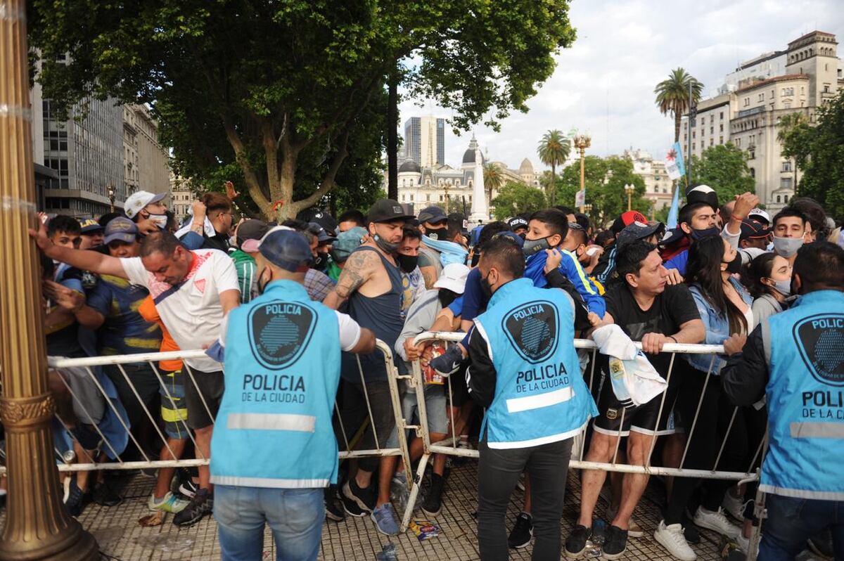 Hubo empujones, corridas y tensión con la Policía en el ingreso al funeral de Diego Maradona
