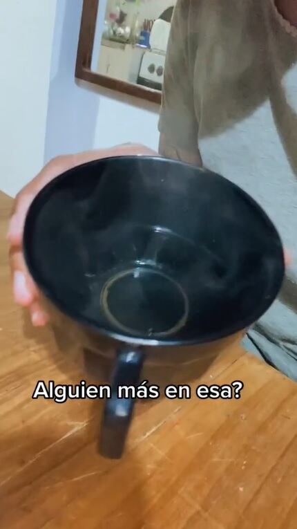 Contó que toma agua caliente sola y fue viral