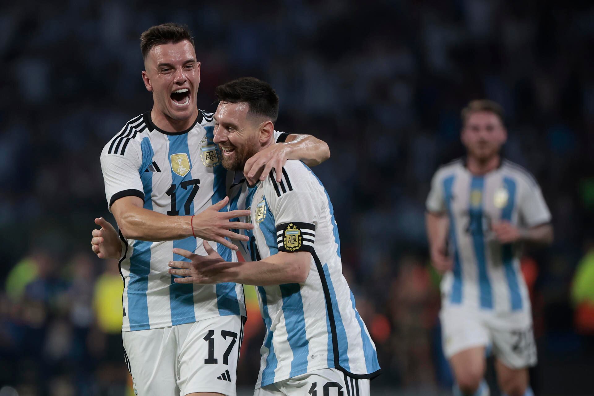 La más linda de todas: la camiseta de la Argentina con las tres estrellas.