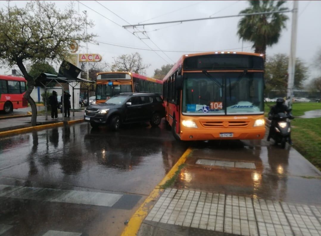 Choque de dos micros en Guaymallén.