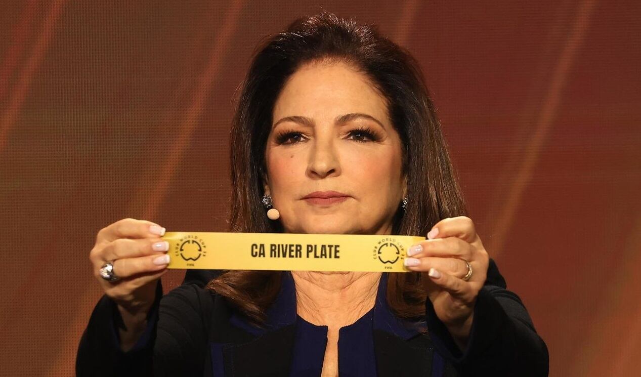 La cantante Gloria Estefan muestra el lote de River Plate Foto: EFE/EPA/CRISTOBAL HERRERA-ULASHKEVICH