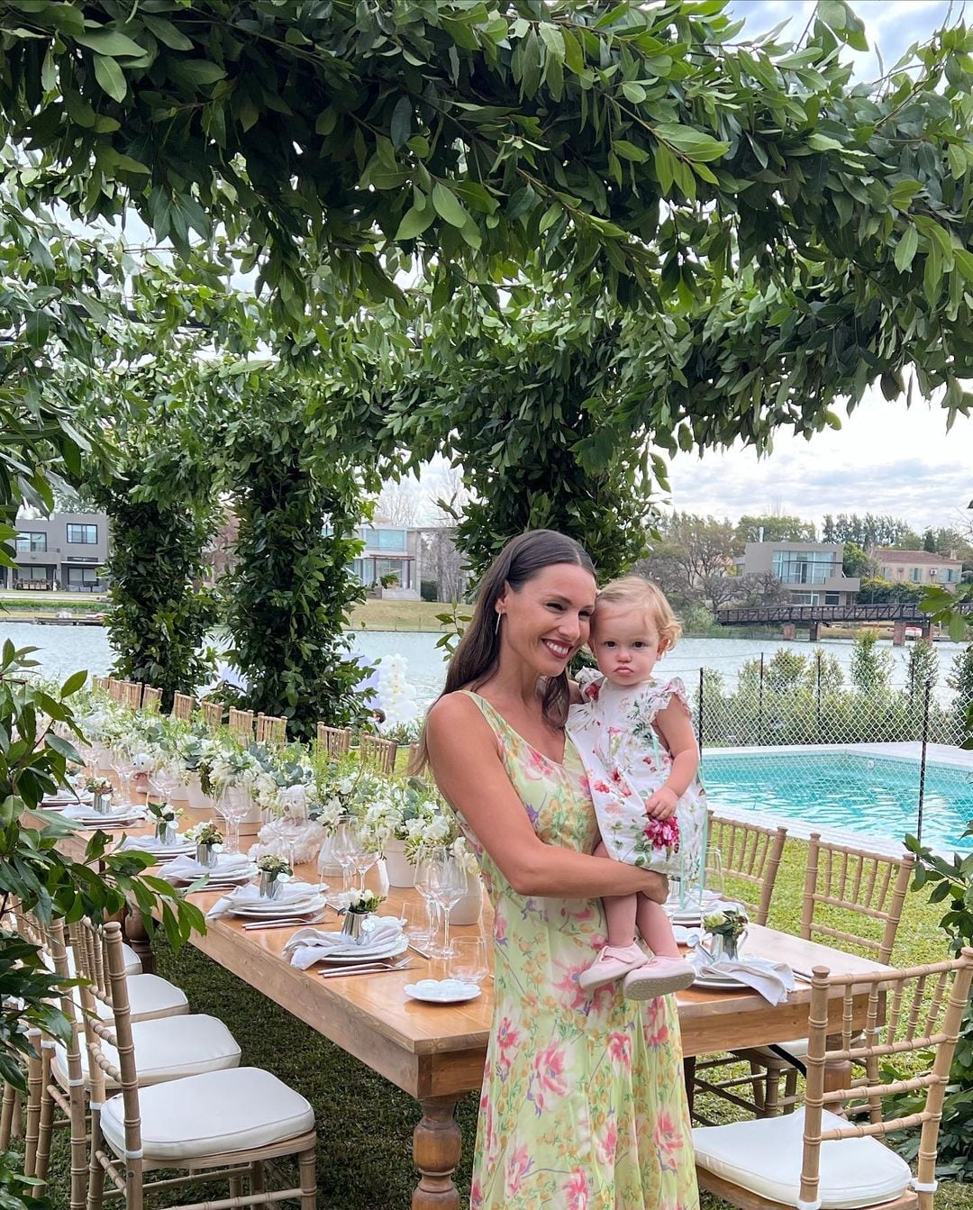 Pampita y Ana lucieron vestidos con estampados de flores.