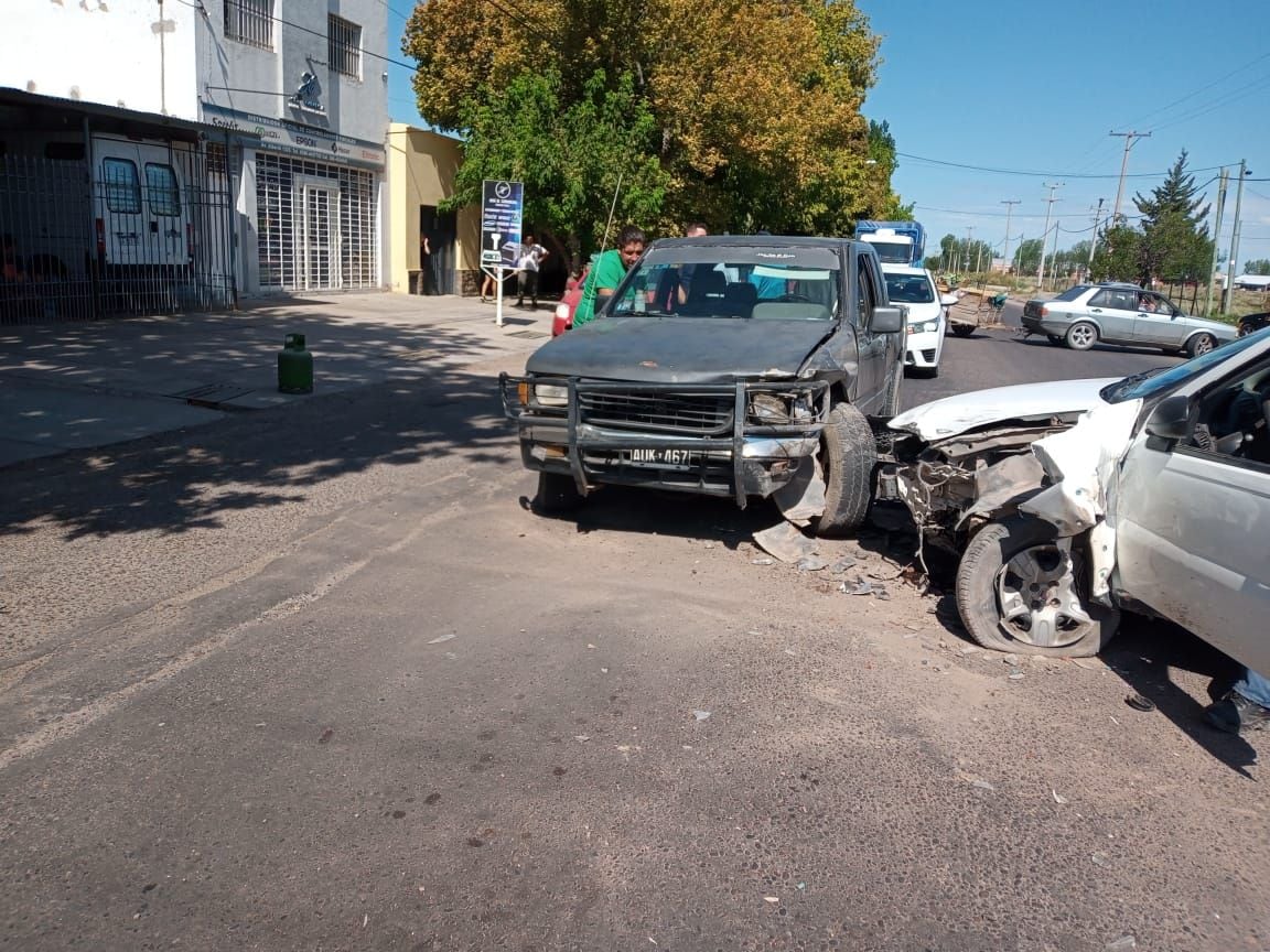 Fuerte choque entre camionetas en San Rafael.